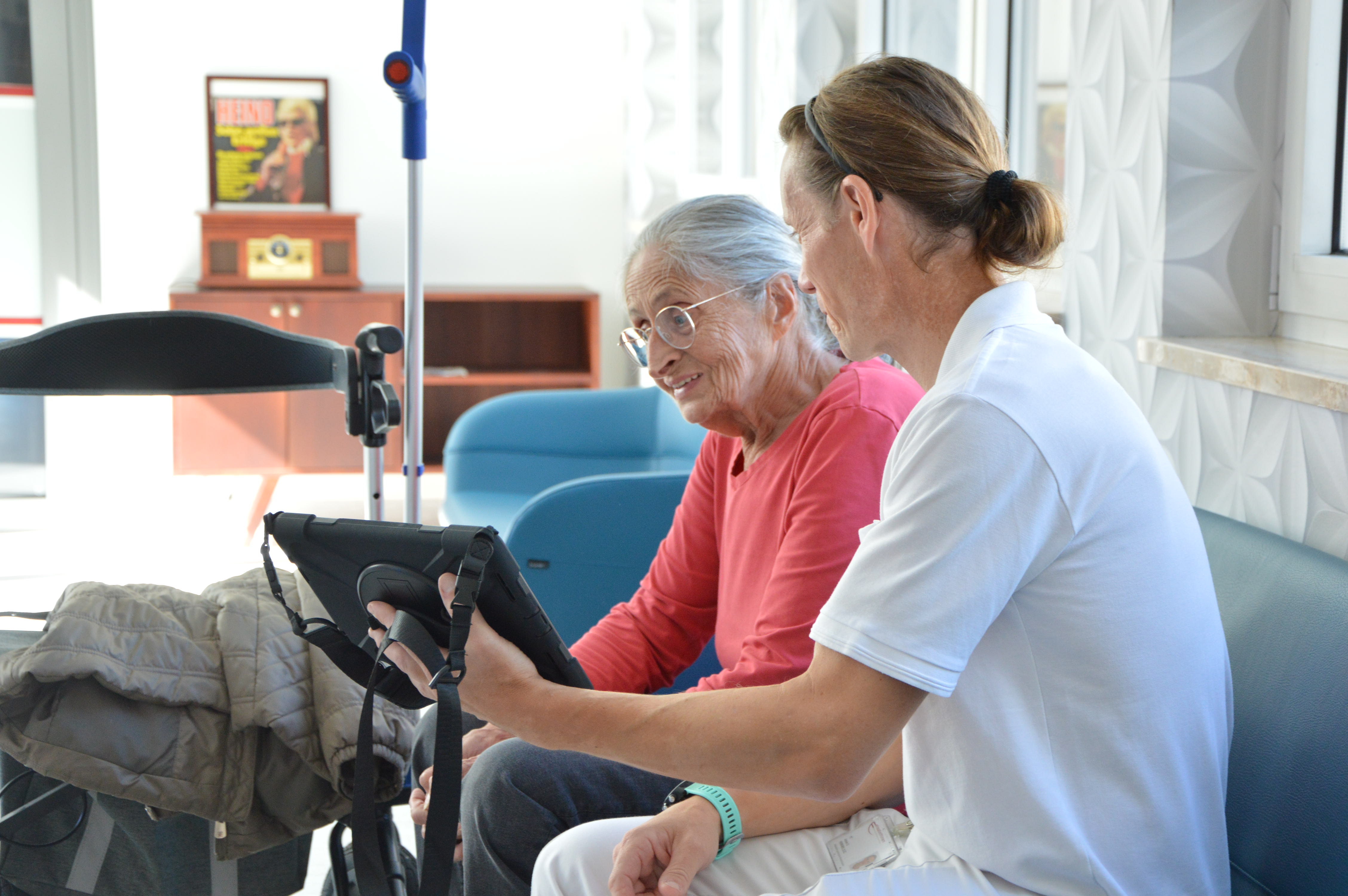 Physiotherapeut Achim Herkner begleitet Patientin Renate Maier aus Klagenfurt schon länger. Mit dem neuen digitalen Angebot kann Frau Maier künftig nicht nur die regulären Therapieeinheiten wahrnehmen, sondern auch mithilfe des Tablets Trainingseinhe