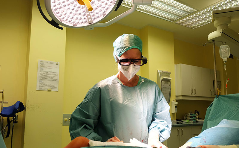 Allgemeinchirurgie eine Ärztin im Operationssaal