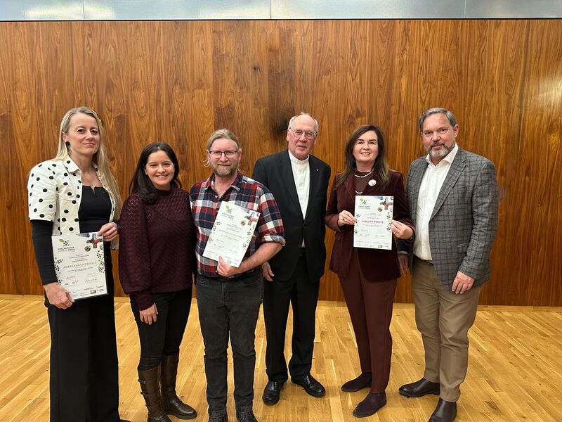 Auf dem Foto sind GF Mag. Michael Steiner, MAS (1.v.r.) und KD Mag. Dr. Elke Haber, MBA (2.v.r.) gemeinsam mit St. Pöltens Diözesanbischof Dr. Alois Schwarz sowie Vertretern der Einrichtungen Barmherzige Brüder Graz und der Lebenswelten Kainbach zu s