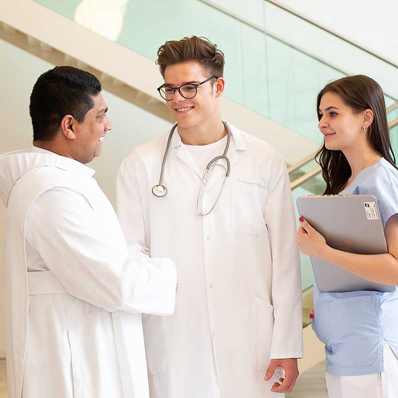 Das Bild zeugt einen Barmherzigen Bruder und Mitarbeitende im Gespräch.