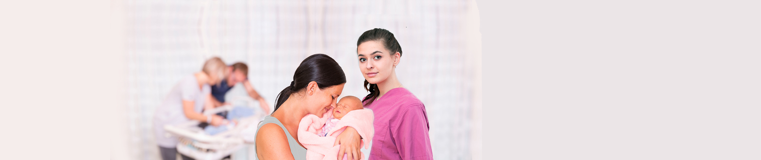 Das Bild zeigt eine Hebamme mit einer Mutter und ihrem Baby