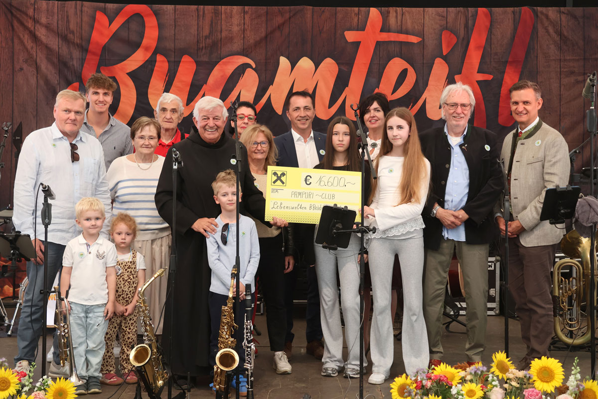 Die feierliche Scheckübergabe des Pampuri Club fand am Sonntag auf der Bühne im Hauptzelt statt.