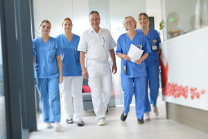 Gemeinsam am Weg: v.l.n.r.: PFA Sarah Krametter, DGKP Melanie Wimberger, Prim. Priv.-Doz. Dr. Michael Zink, FESAIC, OÄ Dr. Doris Lackinger, DGKP Sybille Fellner 