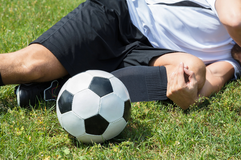 Spieler am Rasen liegend