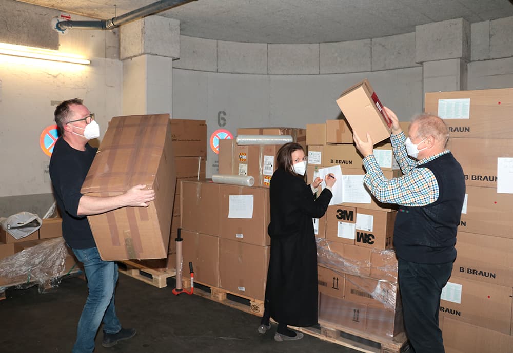 Das Bild zeigt Mitarbeitende mit Hilfslieferungen für die Ukraine.