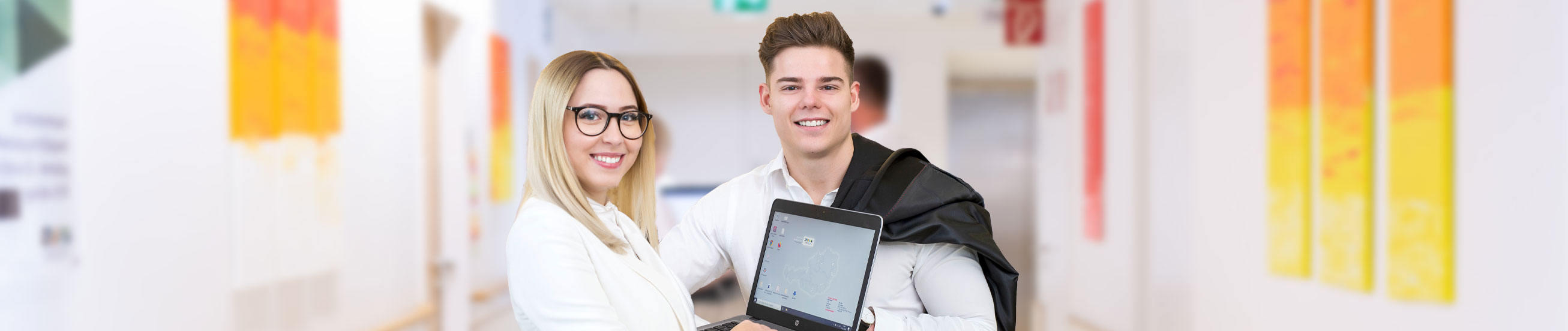 Das Bild zeigt Mitarbeiter der IT