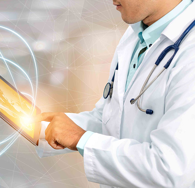 Mann benutzt Tablet für 