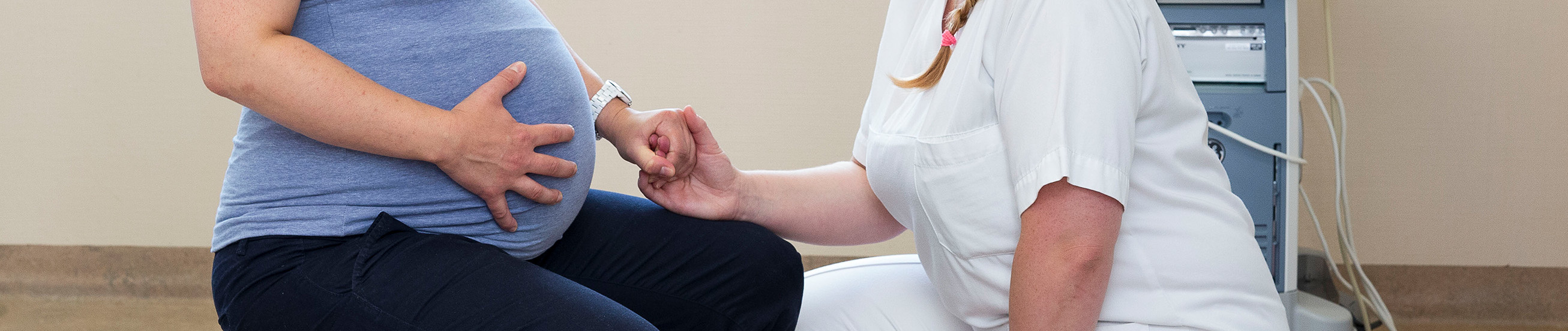 Schwangere mit Hebamme 