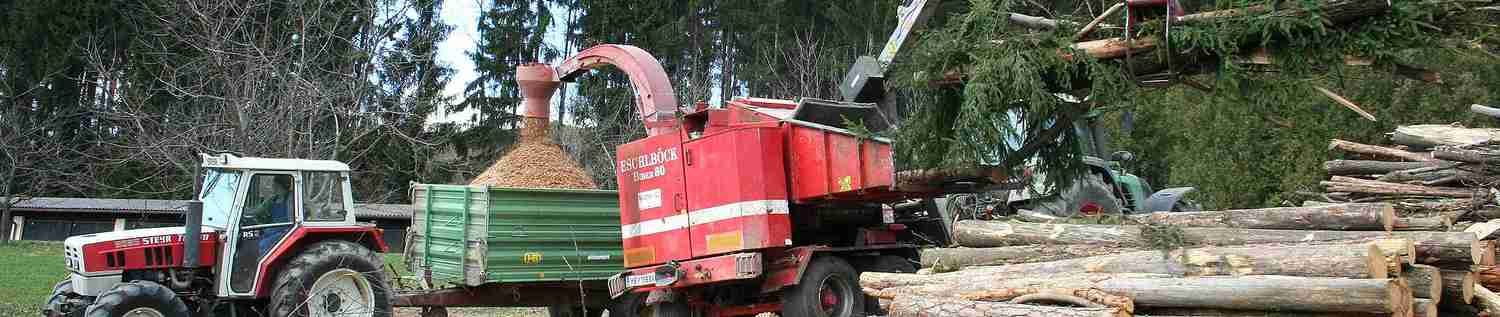 Das Bild zeigt die Produktion von Hackschnitzeln aus eigenem Wald in Kainbach bei Graz.