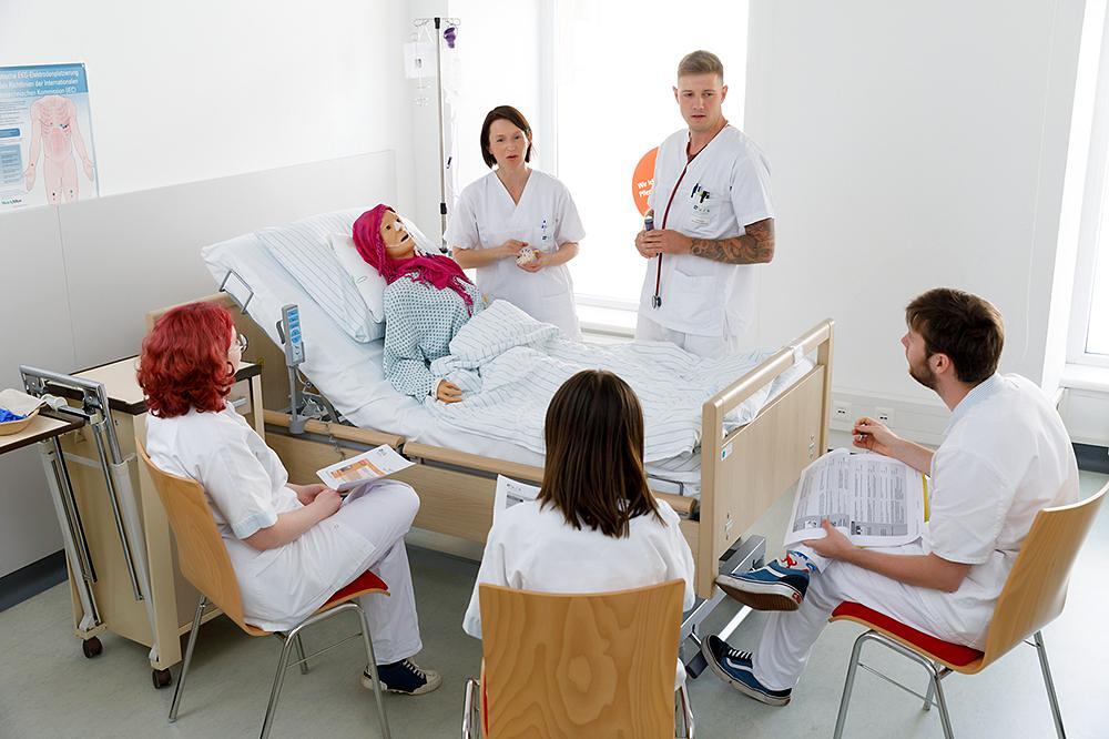 Ausbildung in der Pflegeakademie der Barmherzigen Brüder Wien / Ludwig Schedl Das Bild zeigt eine Ausbildungssituation in der Pflegeakademie der Barmherzigen Brüder Wien.