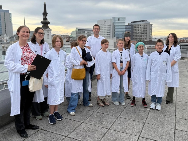 Schülergruppe beim Besuch im Krankenhaus. Einen Aktion von der Gruppe 'berufundfamilie' / khbbwien Schülergruppe beim Besuch im Krankenhaus. Einen Aktion von der Gruppe 'berufundfamilie'