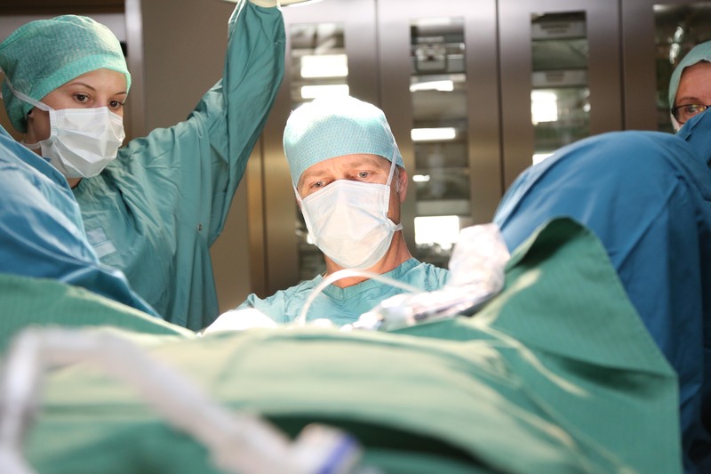 Das Bild zeigt einen Arzt bei der OP in der gynäkologischen Ambulanz im Krankenhaus der Barmherzigen Brüder Linz