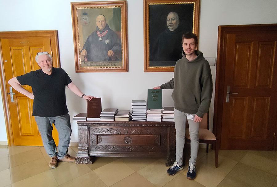 Robert-Bühringer-Matthias-Eder-Barmherzige-Brüder-Österreich / Barmherzige Brüder/Granatapfel Provinzsekretär Robert Bühringer (li.) und sein Mitarbeiter Matthias Eder mit gebundenen Akten für das Ordensarchiv der Barmherzigen Brüder Österreich.