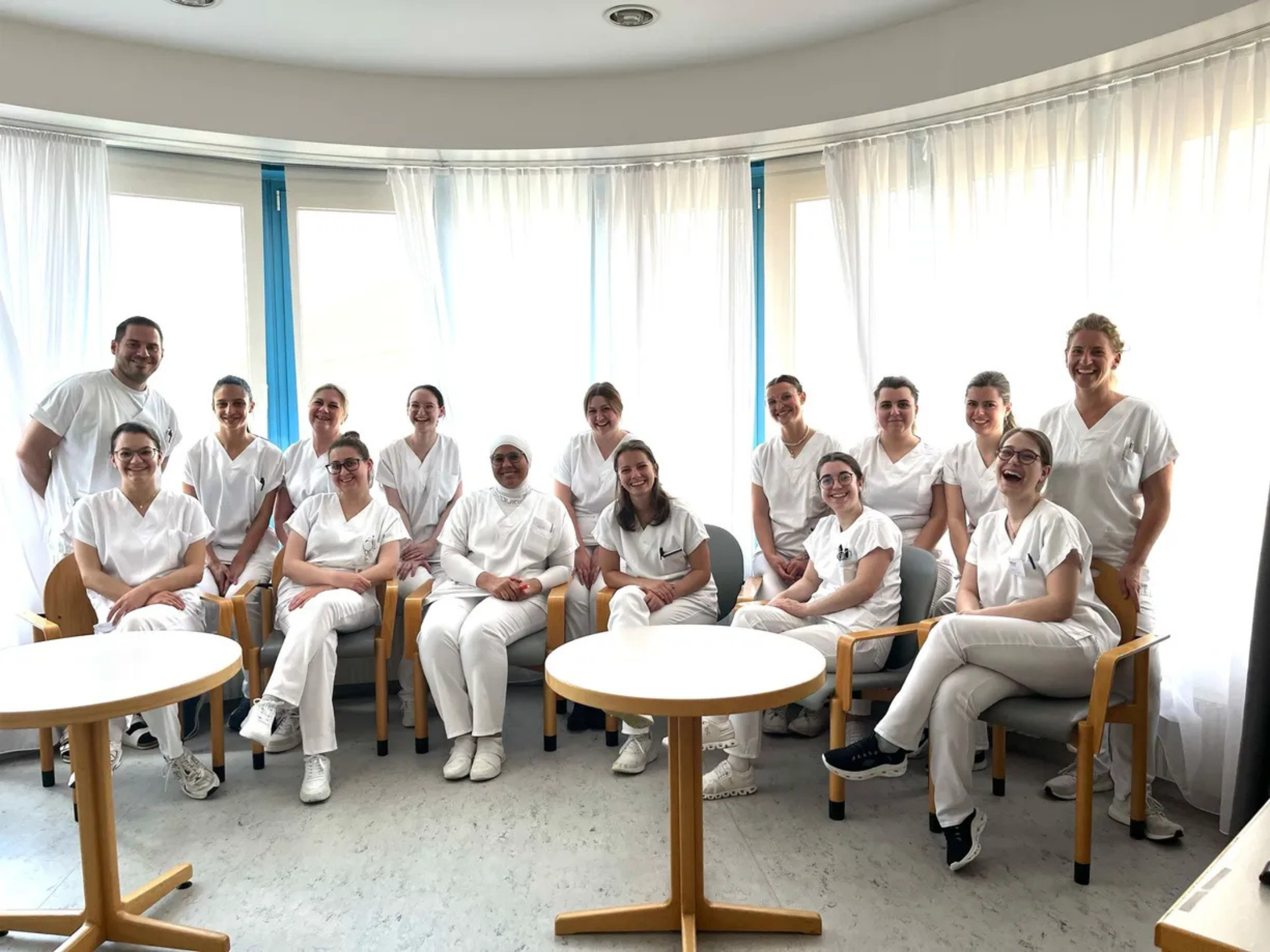 Gruppenfoto mit Pflege-Student*innen