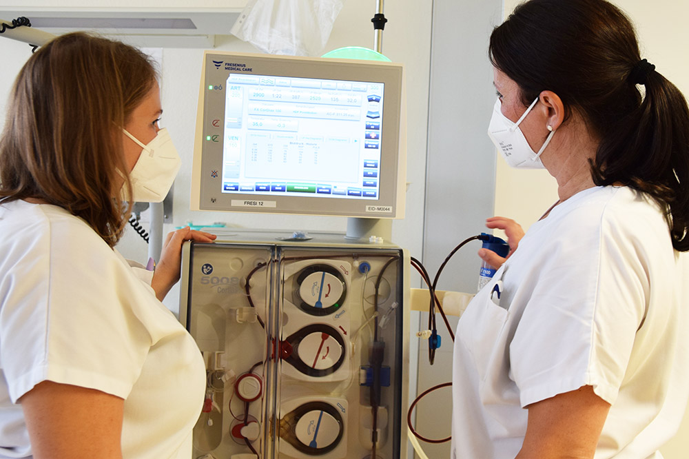 Zwei Mitarbeiterinnen mit Dialysegerät.