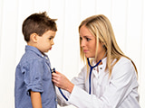 Das Bild zeigt eine Ärztin, die ein Kind untersucht.