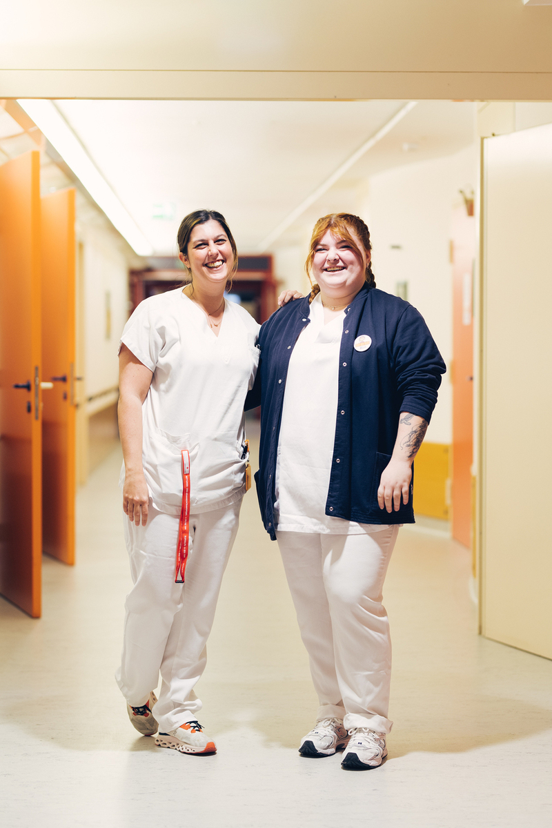 zwei kolleginnen pflege