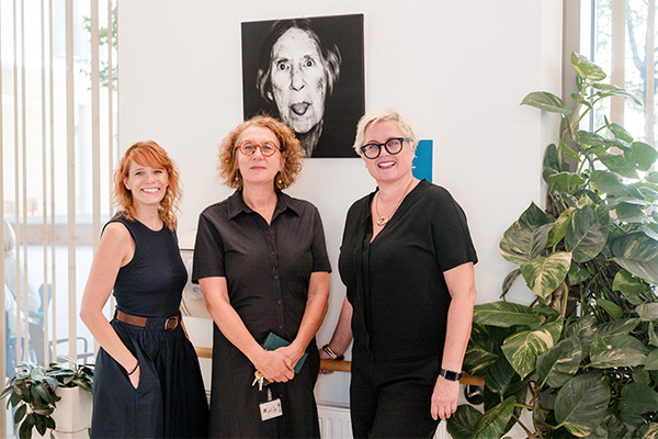 Fotografin Miriam Mehlman, Pflegedirektorin Sabine Sramek, Biographieautorin Bärbel Klepp / © Miriam Mehlman & Anna Cordes Miriam Mehlman Fotografie Fotografin Miriam Mehlman, Pflegedirektorin Sabine Sramek, Biographieautorin Bärbel Klepp