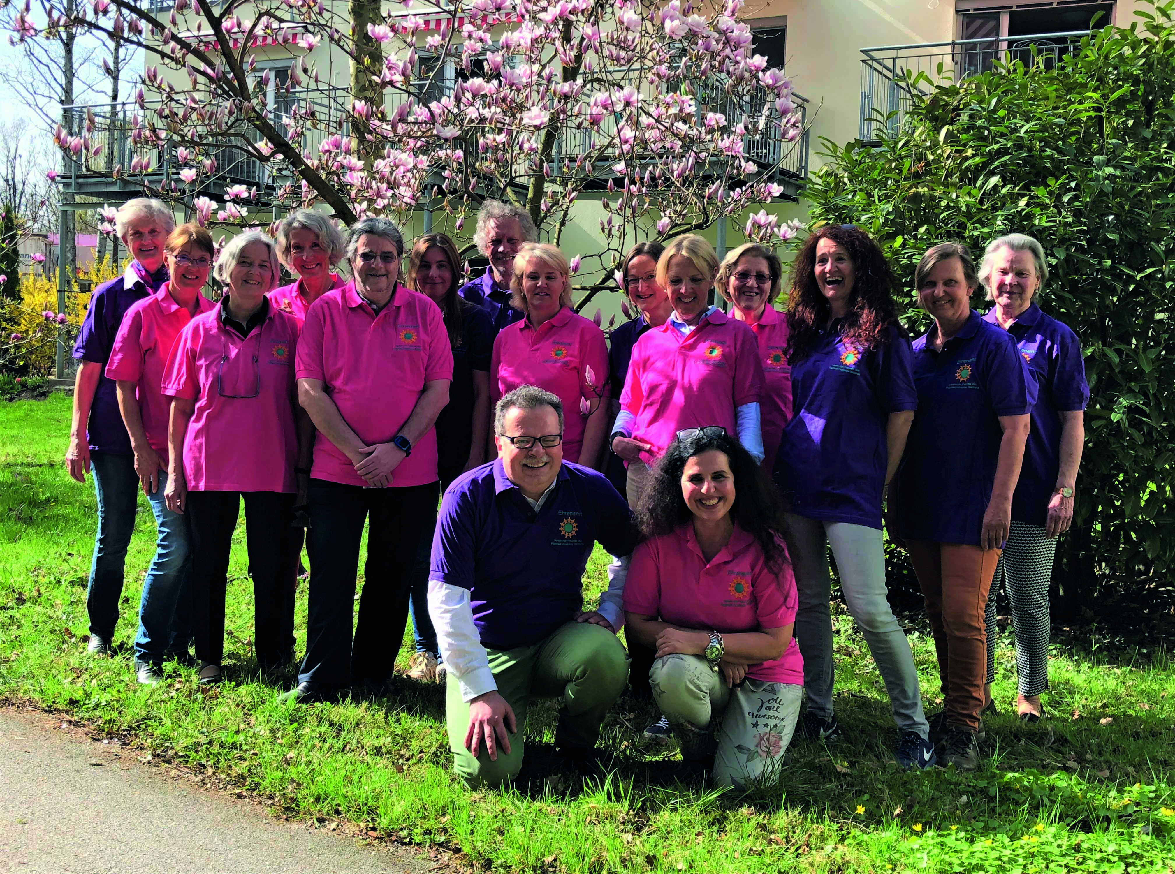 Hier sehen Sie die Gruppe der ehrenamtlichen Mitarbeiterinnen und Mitarbeiter