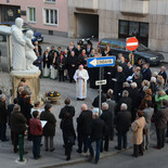 Die versammelten Gäste bei der Statuensegnung.