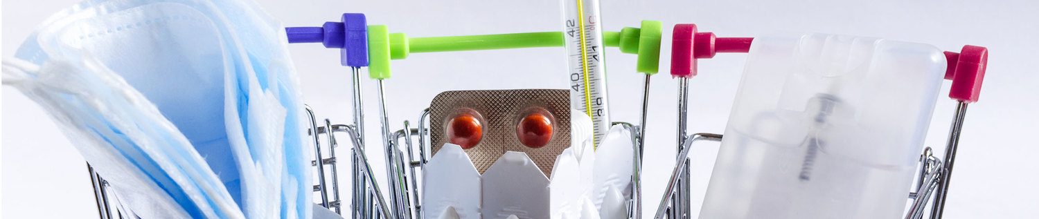 Das Bild zeigt drei Einkaufswagen mit OP-Masken, Spritzen und Blistern.