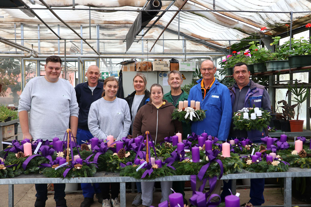 Adventkränze Gärtnerei / Barmherzige Brueder Die Adventkränze für die Bereiche werden in der hauseigenen Gärtnerei gebunden.