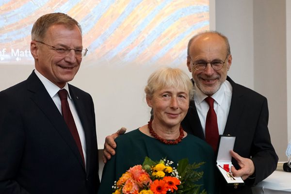Das Bild zeigt Landeshauptmann Mag. Thomas Stelzer, Barbara Fellinger und Prim. em MR. Univ.-Prof. Dr. Johannes Fellinger.