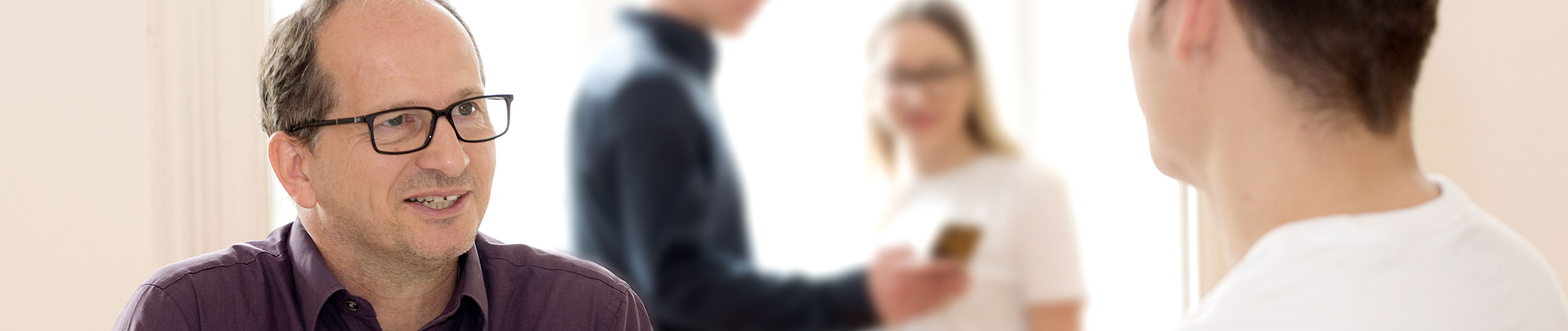 Das Bild zeigt einen Sozialarbeiter in einem Beratungsgespräch.