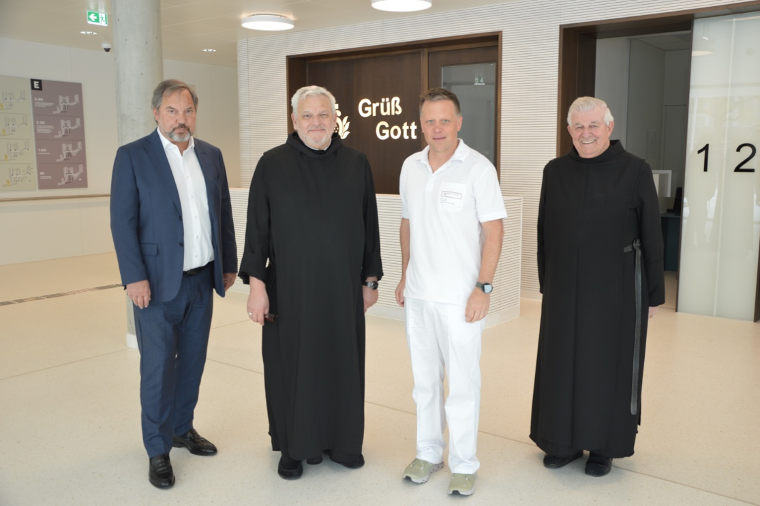 Mit Prim. Priv. Doz. Dr. Gerd Köhler (3.v.l.) übernimmt ein erfahrener Internist und Diabetologe die Leitung der Abteilung für Innere Medizin am Elisabethinen-Krankenhaus Klagenfurt. Gemeinsam mit v.l.n.r.: GF Mag. Michael Steiner, MAS, Provinzial Ru