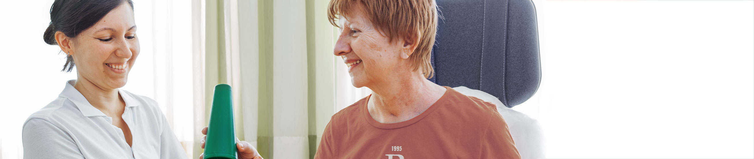 Das Bild zeigt eine Ergotherpeutin mit einem Patienten.