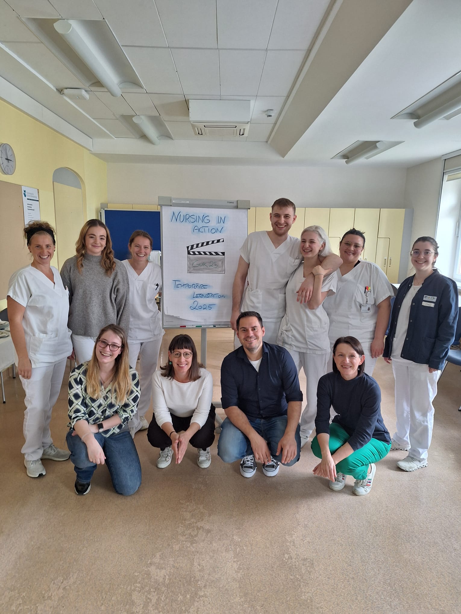 Pflege-Student*innen posen fürs Gruppenfoto