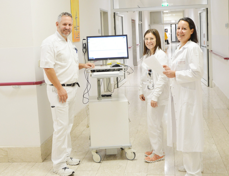 Abteilungsvorstand Primarius Dr. Hans-Peter Gröchenig (Innere Medizin), Mag. Dr. Iris Wille, Leiterin der Anstaltsapotheke des Elisabethinen-Krankenhauses Klagenfurt und DGKP Anna Bernardi - Stationsleitung Interne Süd im fachlichen Austausch im Rahm