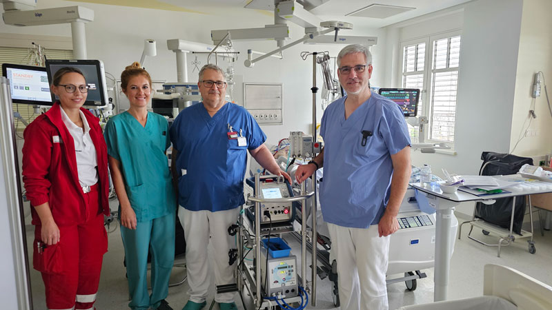 Team der Intensivmedizin nach dem erfolgreichen Einsatz des ECMO Geräts / KH BB Eisenstadt Team der Intensivmedizin nach dem erfolgreichen Einsatz des ECMO Geräts