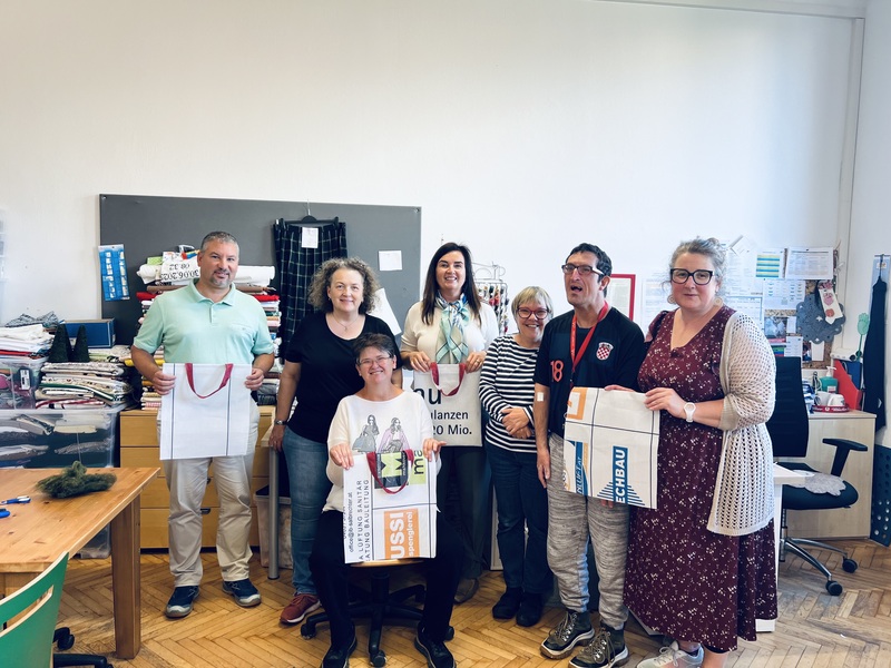 Gemeinsam für eine nachhaltige Zukunft: Die Diakonie freut sich über die Kooperation mit dem Elisabethinen-Krankenhaus Klagenfurt, um umweltfreundliche Recyclingtaschen zu produzieren.  Am Bild: v.ln.r.: Ing. Jürgen Kugi, Helga Butttazoni, Carina Sch