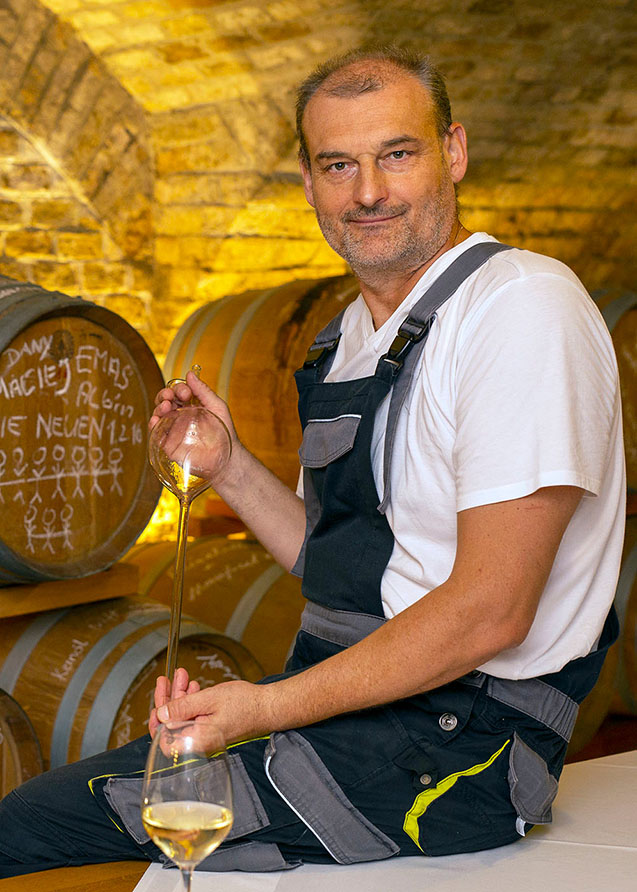 Jozsef ist der 'gute Geist' des Kellers und steht dem Kellermeister mit Rat und Tat zur Seite. 