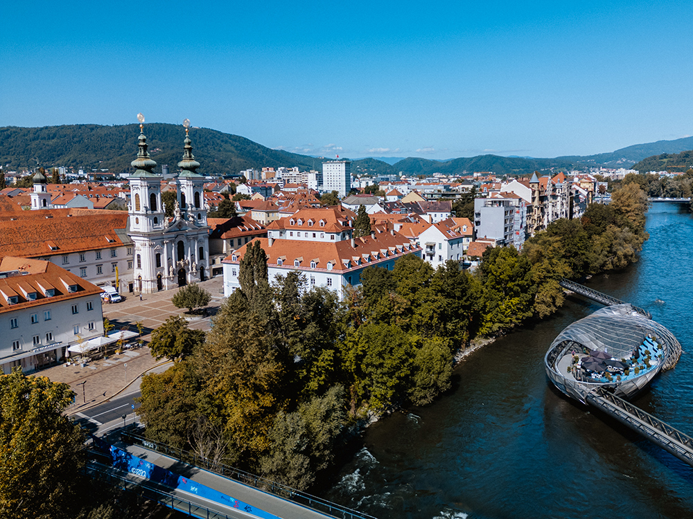 Das Bild zeigt ein Luftbild mit Blick auf die Ambulanz bei den Minoriten
