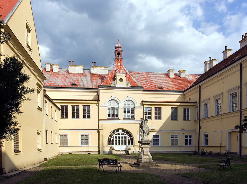 Innenhof des Krankenhauses in Feldsberg, Frühjahr 2005 / Barmherzige Brüder Innenhof des Krankenhauses in Feldsberg, Frühjahr 2005