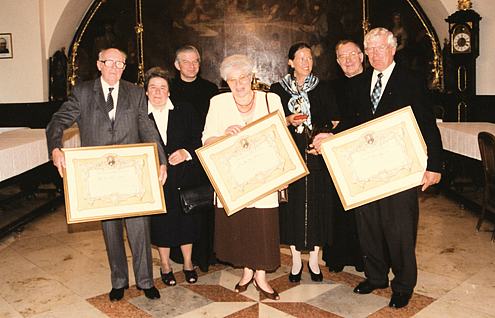 Das Bild zeigt Maria Wachtler (Bildmitte) bei der Verleihung der Ehrenmitgliedschaft des Ordens im Refektorium des Wiener Konventes.