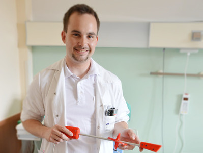 Erfindergeist: Ass. Dr. Dr. Daniel Schmid mit seinem OP-Simulator