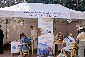 Das Bild zeigt einen Informationsstand der Barmherzigen Brüder beim Fest der Begegnung 2026 in Poprad.
