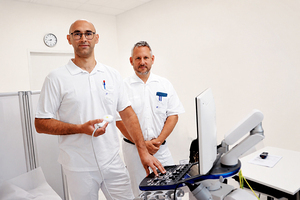 Prim. Dr. Hans Peter Gröchenig (rechts am Bild), Abteilungsvorstand der Inneren Medizin am Krankenhaus der Barmherzigen Brüder St. Veit, gemeinsam mit OA Dr. Marco Franzoi bei der Anwendung moderner Ultraschalldiagnostik im klinischen Alltag. Das Kra