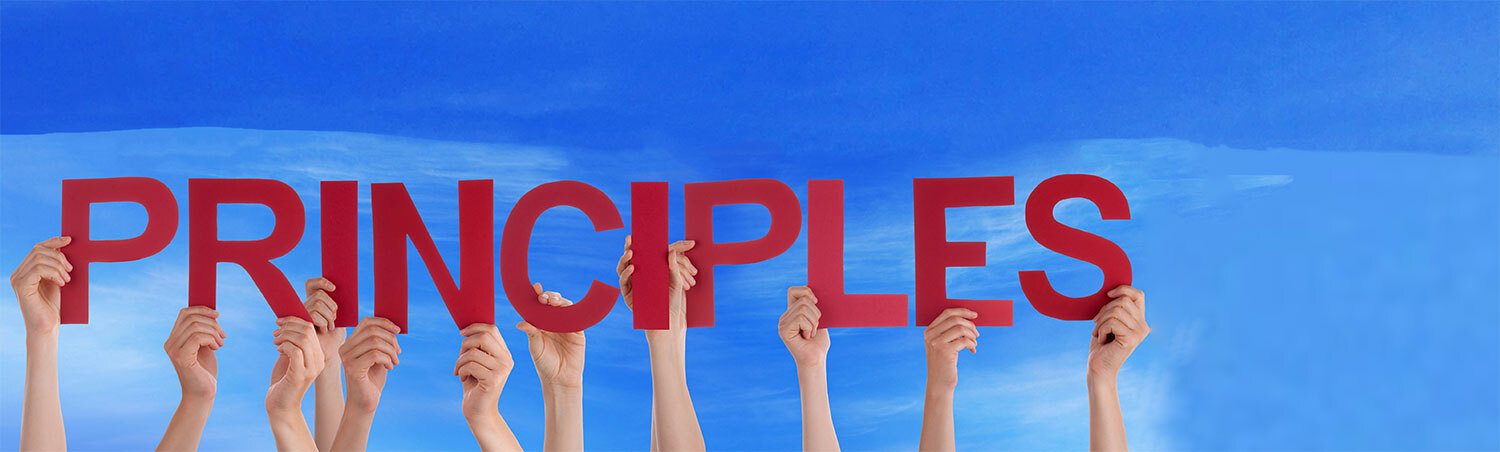 Das Bild zeigt Hände, welche die Buchstaben für das Wort Principles in die Höhe halten.