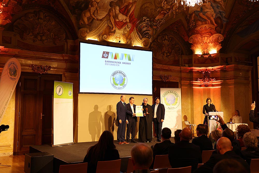 Überreichung der Urkunde: Norbert Lux (Green Brands), Dir. Adolf Inzinger (Gesamtleiter der Österreichischen Ordensprovinz, CEO), Frater Daniel Katzenschläger OH (Mitglied der Provinzleitung der Ordensprovinz) und Peter Lieber (Präsident des Österrei / Barmherzige Brüder Überreichung der Urkunde: Norbert Lux (Green Brands), Dir. Adolf Inzinger (Gesamtleiter der Österreichischen Ordensprovinz, CEO), Frater Daniel Katzenschläger OH (Mitglied der Provinzleitung der Ordensprovinz) und Peter Lieber (Präsident des Österrei