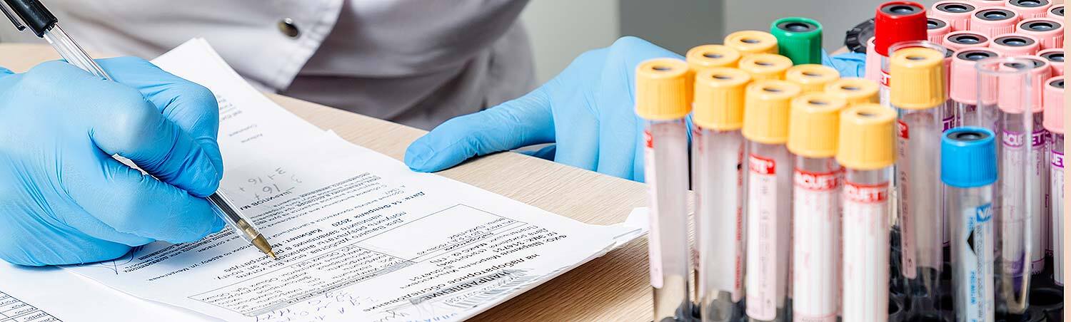 Das Symbolbild zeigt eine Person, die einen Fragebogen ausfüllt.