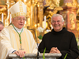 Das Foto zeigt Zelebrant Nuntius Peter Stephan Zurbriggen und Pater Prior Paulus Kohler