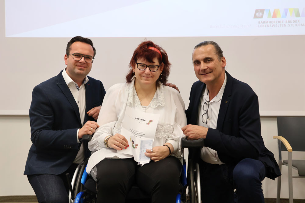 Klientin Claudia mit Pflegedirektor Gernot Prietl, MSc. (links) und dem Pädagogischen Leiter Markus Keplinger, MBA MBA MPA (rechts).