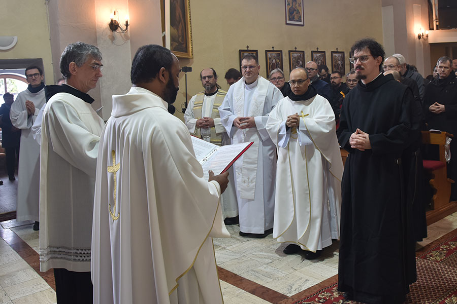 Frater Philipp Boška legt vor Provinzial Saji Mullankuzhy seine Feierliche Profess ab.