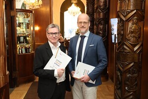 Zwei Männer schütteln sich die Hand.