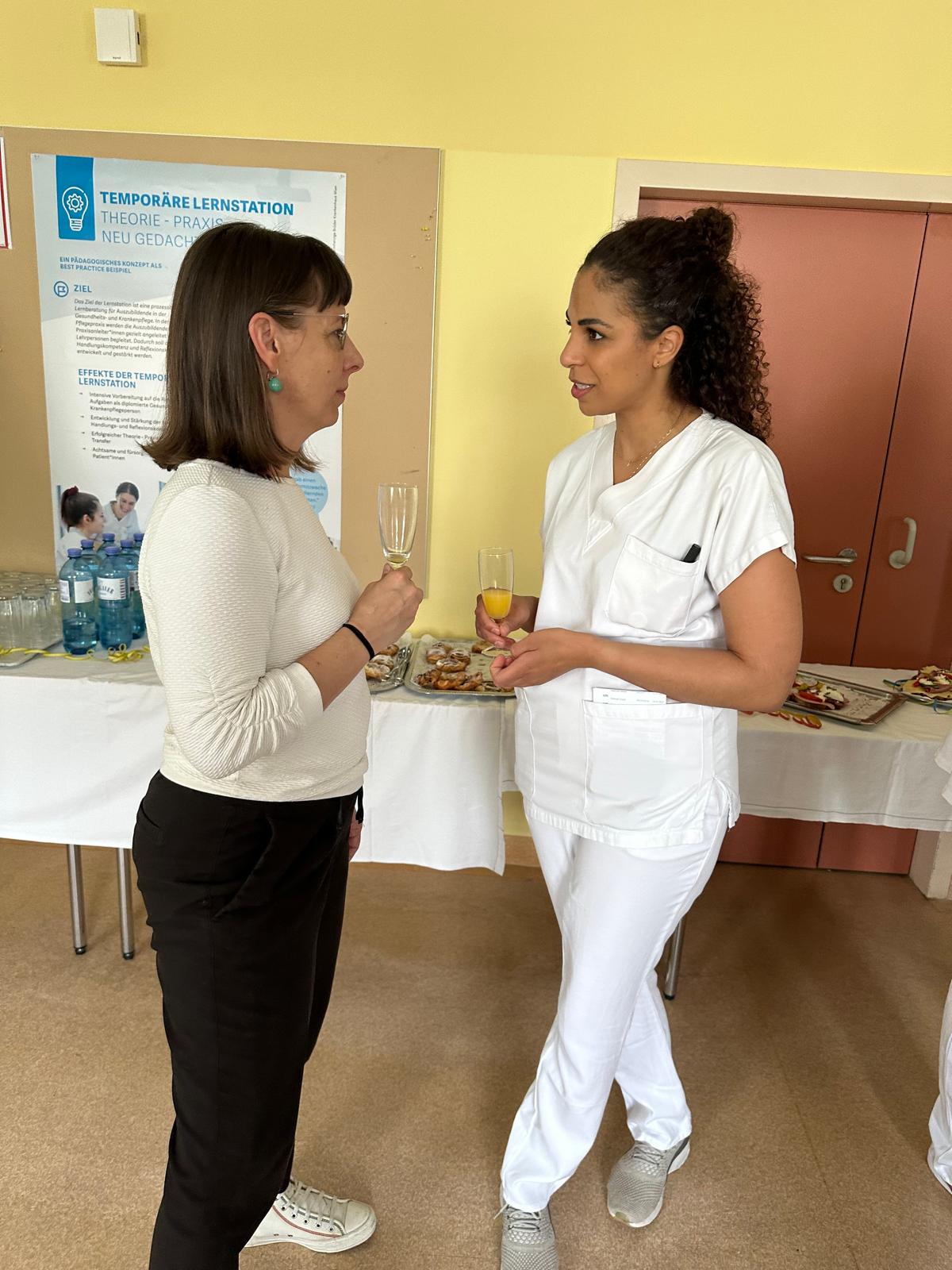 Zwei Frauen sprechen miteinander