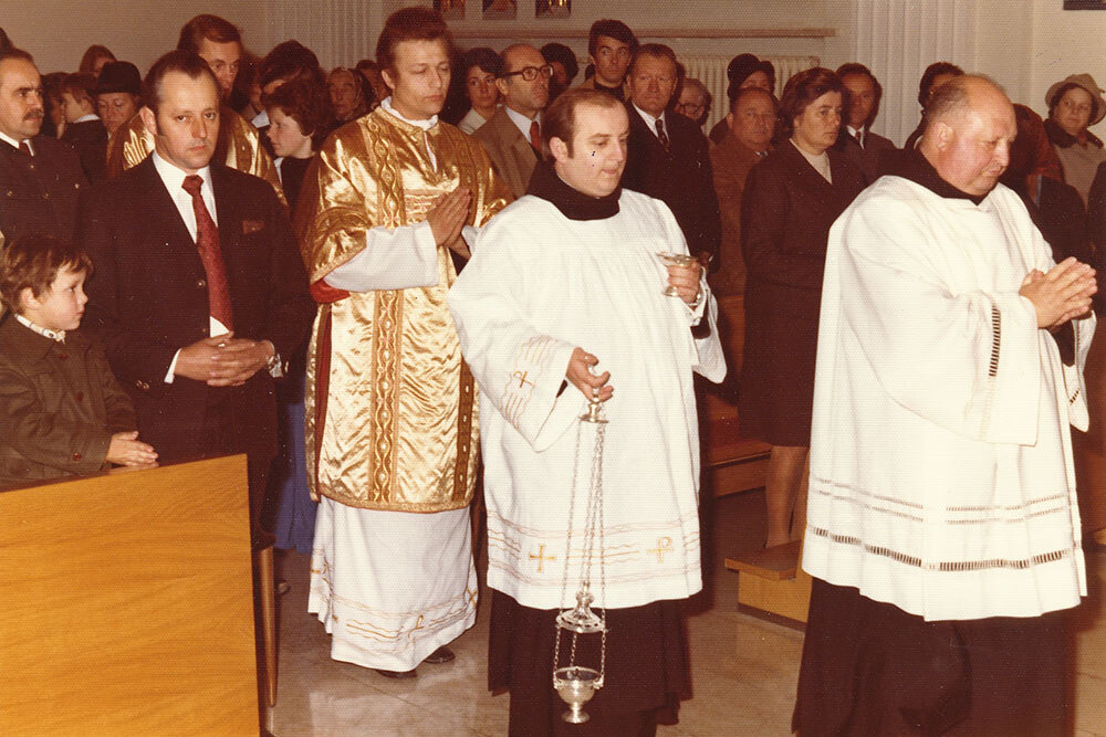 Das Bild zeigt Frater Christoph beim Einzug in die Kirche anlässlich 100 Jahre Barmherzige Brüder Kainbach